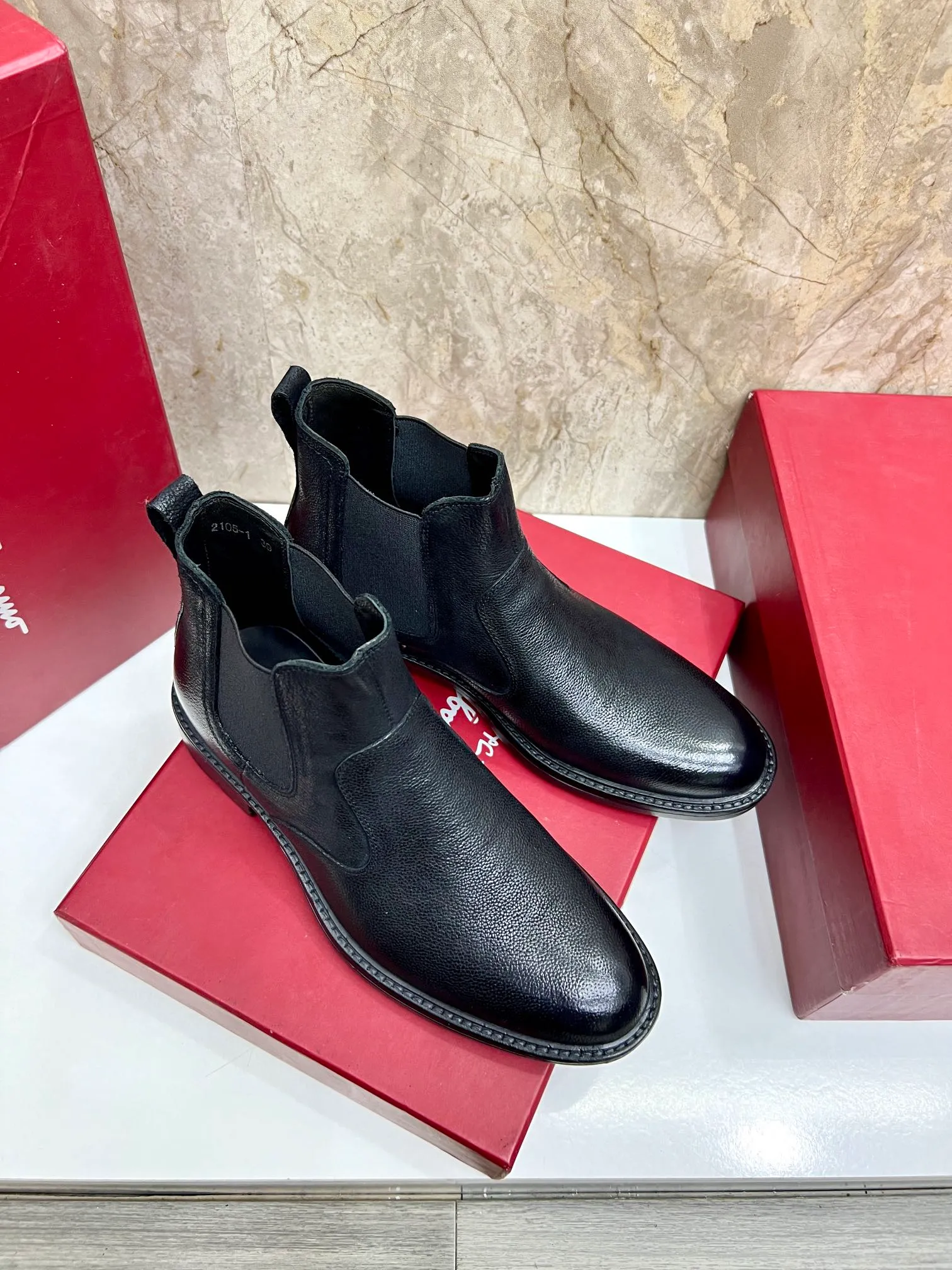 Original order quality: Men's shoes 💰700 Brand: Ferragamo (Ferragamo) One size larger: Men's size 38-44 (45 customized) Grade: Same style as the official website High-end men's shoes Material: Original cowhide, cowhide lining, original outsole Style category: Chelsea men's boots Fashion trend Color: Actual picture
